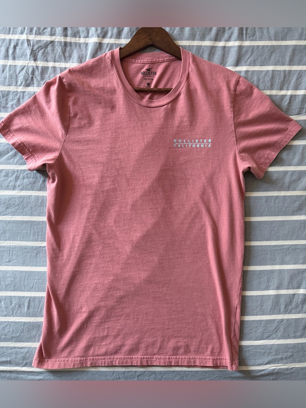 Hollister Men's Rose Pink Crewneck Tee with Back Graphic